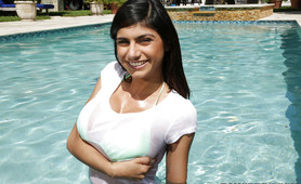 She Demonstrates Her Big Boobies in the Pool - XnxxHamster Pics